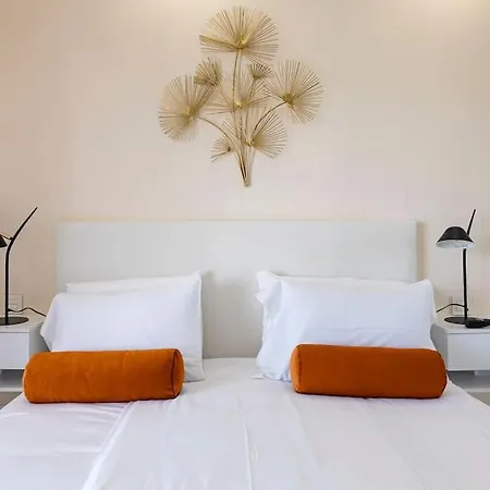 Marbella Home Rentals - Marina Banus, Puerto Banus, 2Br Luminous Pool & Parking