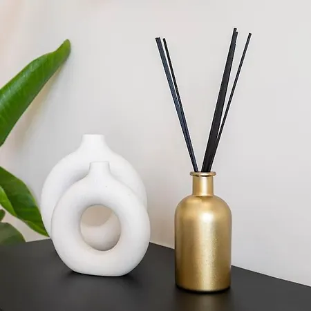 Marbella Home Rentals - Marina Banus, Puerto Banus, 2Br Luminous Pool & Parking *