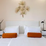 - Marina Banus, Puerto Banus, 2br Luminous Pool & Parking