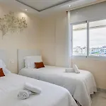 - Marina Banus, Puerto Banus, 2br Luminous Pool & Parking