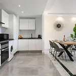 - Marina Banus, Puerto Banus, 2br Luminous Pool & Parking * Marbella