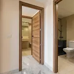 - Marina Banus, Puerto Banus, 2br Luminous Pool & Parking Daire Marbella