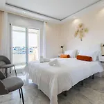 - Marina Banus, Puerto Banus, 2br Luminous Pool & Parking Daire