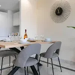 - Marina Banus, Puerto Banus, 2br Luminous Pool & Parking *