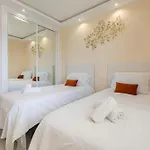 - Marina Banus, Puerto Banus, 2br Luminous Pool & Parking Daire