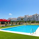 - Marina Banus, Puerto Banus, 2br Luminous Pool & Parking Daire Marbella
