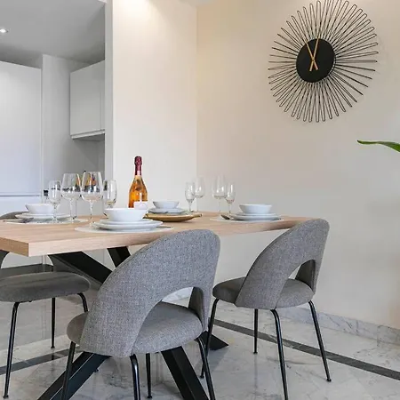 Marbella Home Rentals - Marina Banus, Puerto Banus, 2Br Luminous Pool & Parking *