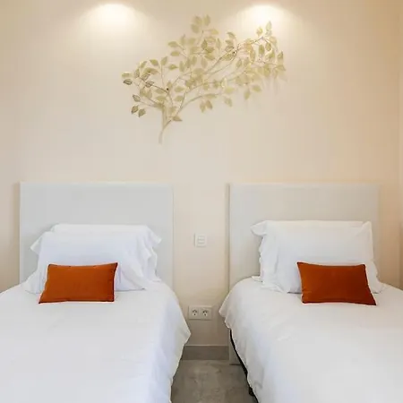 Marbella Home Rentals - Marina Banus, Puerto Banus, 2Br Luminous Pool & Parking Appartement *