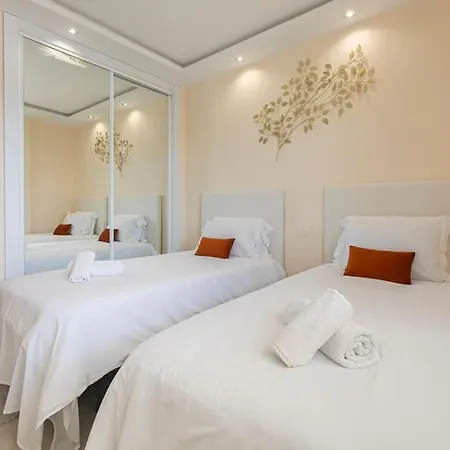 - Marina Banus, Puerto Banus, 2br Luminous Pool & Parking アパート