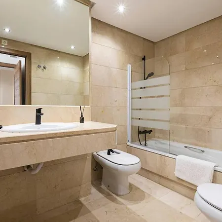 Marbella Home Rentals - Marina Banus, Puerto Banus, 2Br Luminous Pool & Parking Marbellac