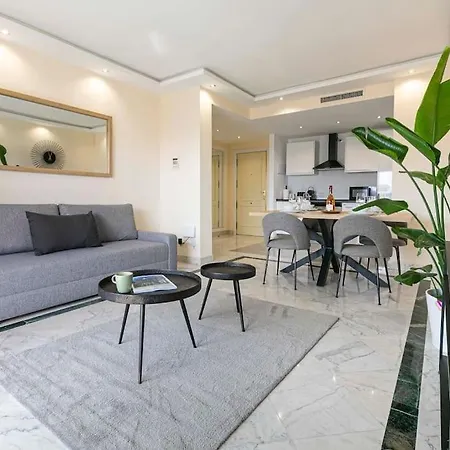 Marbella Home Rentals - Marina Banus, Puerto Banus, 2Br Luminous Pool & Parking Appartement *