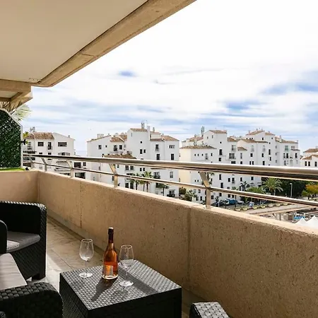 - Marina Banus, Puerto Banus, 2br Luminous Pool & Parking ماربيا