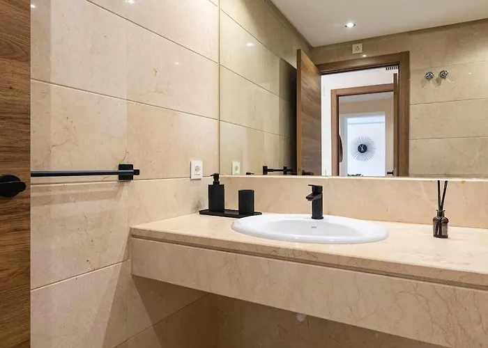 - Marina Banus, Puerto Banus, 2br Luminous Pool & Parking