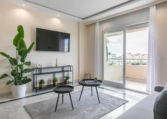 - Marina Banus, Puerto Banus, 2br Luminous Pool & Parking Marbella