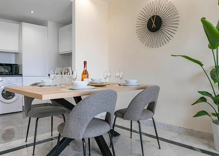 - Marina Banus, Puerto Banus, 2br Luminous Pool & Parking *