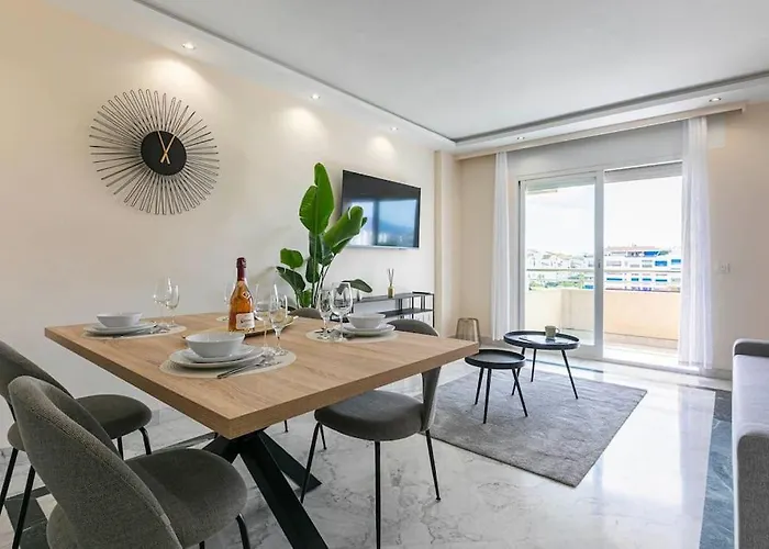 - Marina Banus, Puerto Banus, 2br Luminous Pool & Parking Apartament *