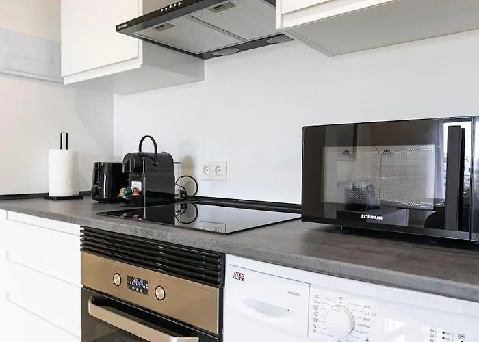 - Marina Banus, Puerto Banus, 2br Luminous Pool & Parking