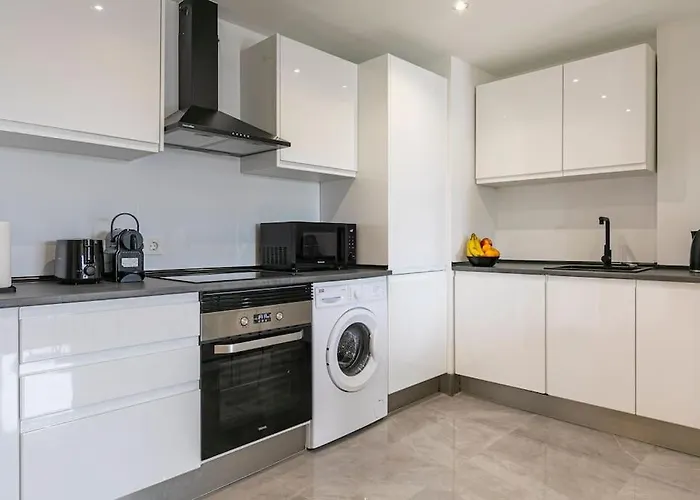 - Marina Banus, Puerto Banus, 2br Luminous Pool & Parking * Marbella