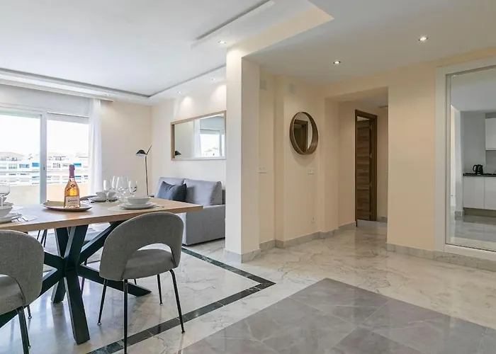 - Marina Banus, Puerto Banus, 2br Luminous Pool & Parking Marbella