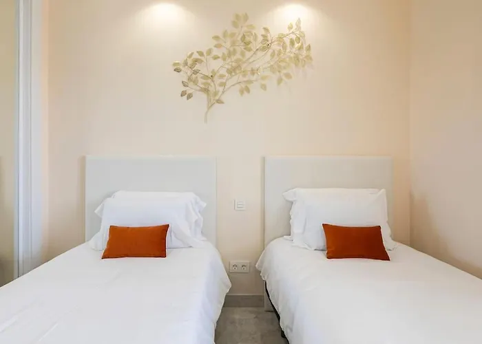 - Marina Banus, Puerto Banus, 2br Luminous Pool & Parking Apartament *