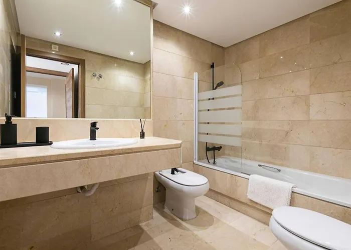 - Marina Banus, Puerto Banus, 2br Luminous Pool & Parking Marbella