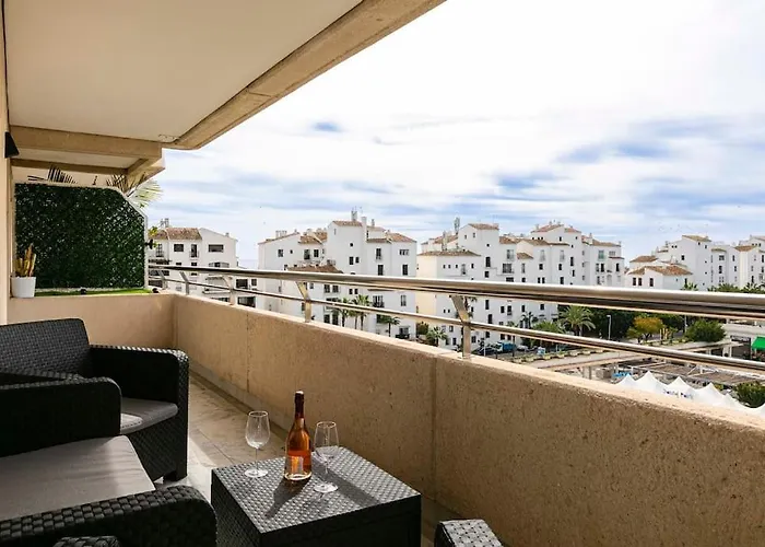- Marina Banus, Puerto Banus, 2br Luminous Pool & Parking Marbella