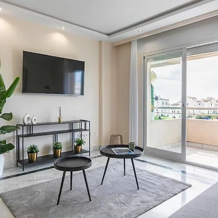 - Marina Banus, Puerto Banus, 2br Luminous Pool & Parking Marbella