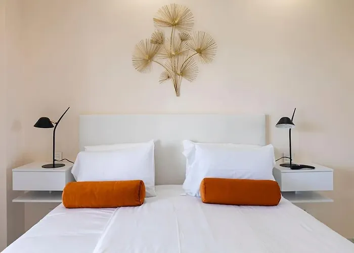 - Marina Banus, Puerto Banus, 2br Luminous Pool & Parking