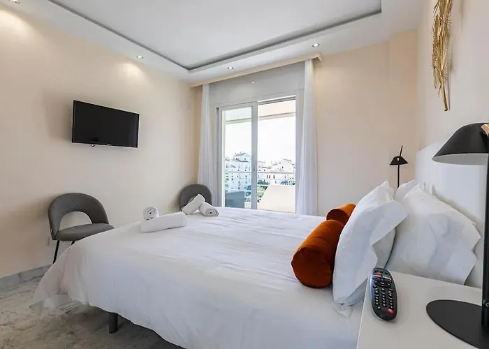 - Marina Banus, Puerto Banus, 2br Luminous Pool & Parking * Marbella