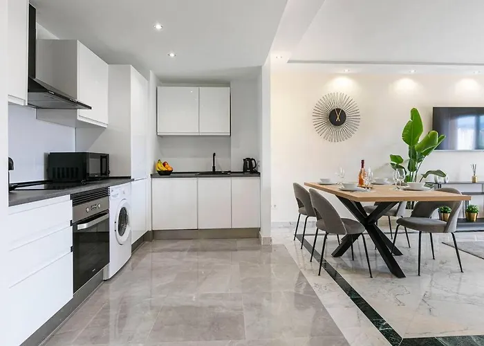 - Marina Banus, Puerto Banus, 2br Luminous Pool & Parking * Marbella