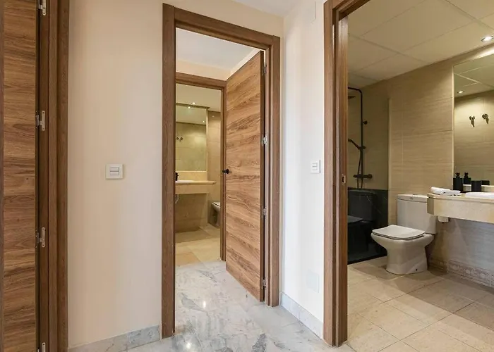 - Marina Banus, Puerto Banus, 2br Luminous Pool & Parking Apartamento Marbella