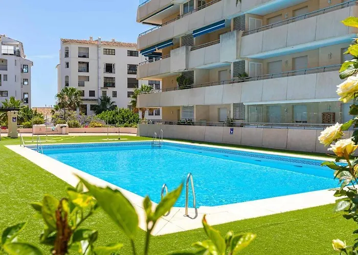 - Marina Banus, Puerto Banus, 2br Luminous Pool & Parking Apartamento Marbella