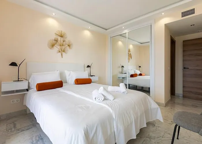 - Marina Banus, Puerto Banus, 2br Luminous Pool & Parking Apartamento Marbella
