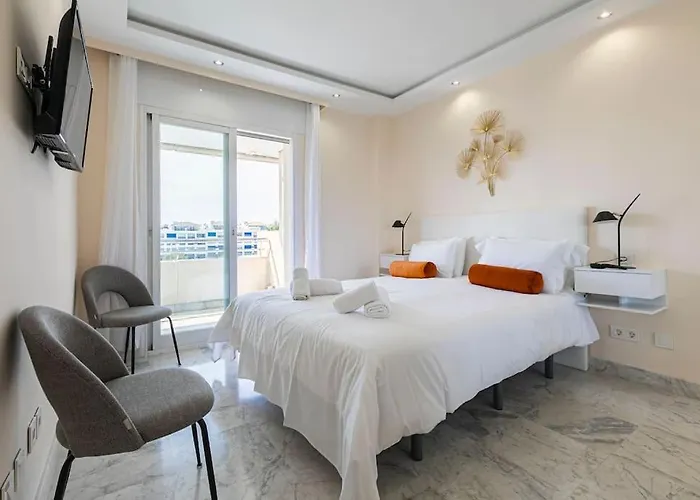 - Marina Banus, Puerto Banus, 2br Luminous Pool & Parking Apartamento