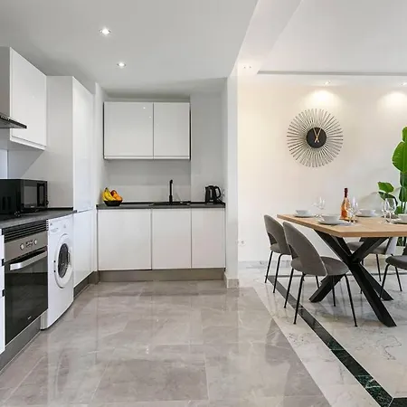 Marbella Home Rentals - Marina Banus, Puerto Banus, 2Br Luminous Pool & Parking * 마르베야