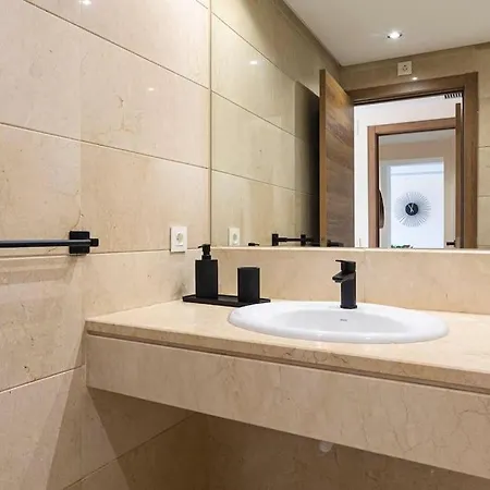 Marbella Home Rentals - Marina Banus, Puerto Banus, 2Br Luminous Pool & Parking