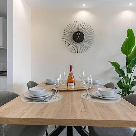 Marbella Home Rentals - Marina Banus, Puerto Banus, 2Br Luminous Pool & Parking 마르베야