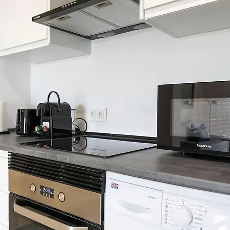 Marbella Home Rentals - Marina Banus, Puerto Banus, 2Br Luminous Pool & Parking