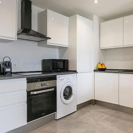 Marbella Home Rentals - Marina Banus, Puerto Banus, 2Br Luminous Pool & Parking * 마르베야